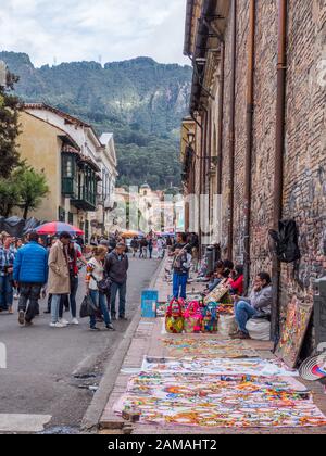 Bogota, Colombie - 28 novembre 2019: Rue de Bogota avec maisons coloniales colorées et vue sur la montagne en arrière-plan, le quartier de la Candelaria. Banque D'Images