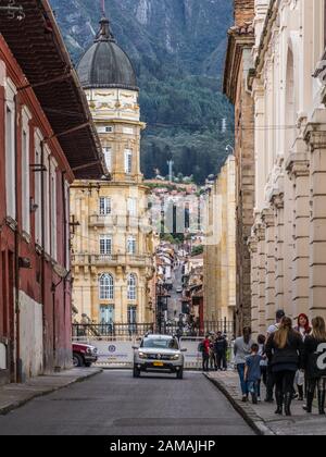 Bogota, Colombie - 28 novembre 2019: Rue de Bogota avec maisons coloniales colorées et vue sur la montagne en arrière-plan, le quartier de la Candelaria. Banque D'Images