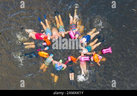 Callander, Écosse, Royaume-Uni. 12 janvier 2020. Drone images des nageurs d'eau libre du Fife Wild Nageurs club profiter du temps froid mais ensoleillé pour aller nager dans le Loch Lubnaig dans Les Trossachs, Stirlingshire. En dehors de leur nage habituelle, ils ont pris le temps de s'amuser et de pratiquer quelques mouvements synchronisés de natation avant le froid les a forcés du loch. Iain Masterton/Alay Live News Banque D'Images