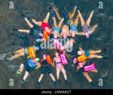 Callander, Écosse, Royaume-Uni. 12 janvier 2020. Drone images des nageurs d'eau libre du Fife Wild Nageurs club profiter du temps froid mais ensoleillé pour aller nager dans le Loch Lubnaig dans Les Trossachs, Stirlingshire. En dehors de leur nage habituelle, ils ont pris le temps de s'amuser et de pratiquer quelques mouvements synchronisés de natation avant le froid les a forcés du loch. Iain Masterton/Alay Live News Banque D'Images