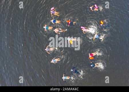 Callander, Écosse, Royaume-Uni. 12 janvier 2020. Drone images des nageurs d'eau libre du Fife Wild Nageurs club profiter du temps froid mais ensoleillé pour aller nager dans le Loch Lubnaig dans Les Trossachs, Stirlingshire. En dehors de leur nage habituelle, ils ont pris le temps de s'amuser et de pratiquer quelques mouvements synchronisés de natation avant le froid les a forcés du loch. Iain Masterton/Alay Live News Banque D'Images