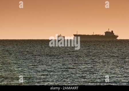 Bateaux à cargaison vide dans le golfe du Mexique au lever du soleil, sur leur chemin de Port de Houston, Texas, États-Unis Banque D'Images