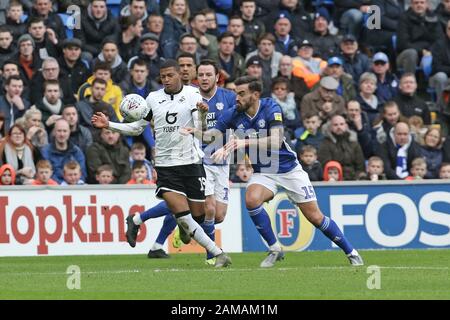 Cardiff, Royaume-Uni. 12 janvier 2020. Rhian Brewster de Swansea City avec Marlon Pack de Cardiff City lors du match de championnat EFL Sky Bet entre Cardiff City et Swansea City au Cardiff City Stadium, Cardiff, Pays de Galles, le 12 janvier 2020. Photo De Dave Peters. Utilisation éditoriale uniquement, licence requise pour une utilisation commerciale. Aucune utilisation dans les Paris, les jeux ou une seule publication de club/ligue/joueur. Crédit: Uk Sports Pics Ltd/Alay Live News Banque D'Images