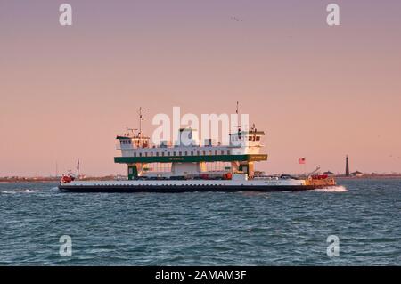 Ray Stoker Jr, traversée en ferry de Galveston Bay, à l'aube, près de la péninsule de Bolivar de Galveston, Texas, États-Unis Banque D'Images