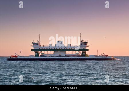 Ray Stoker Jr, traversée en ferry de Galveston Bay, à l'aube, près de Bolivar Peninsula, Texas, États-Unis Banque D'Images