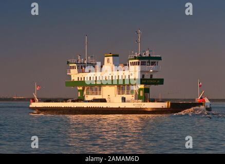 Ray Stoker Jr, ferry traversant Galveston Bay, au lever du soleil, de la péninsule de Bolivar à Galveston, Texas, États-Unis Banque D'Images