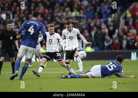 Cardiff, Royaume-Uni. 12 janvier 2020. Bersant Celina de Swansea City et George Byers de Swansea City sont contestés par Marlon Pack de Cardiff City lors du match de championnat d'EFL Sky Bet entre Cardiff City et Swansea City au Cardiff City Stadium, Cardiff, Pays de Galles, le 12 janvier 2020. Photo De Dave Peters. Utilisation éditoriale uniquement, licence requise pour une utilisation commerciale. Aucune utilisation dans les Paris, les jeux ou une seule publication de club/ligue/joueur. Crédit: Uk Sports Pics Ltd/Alay Live News Banque D'Images