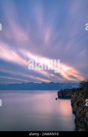 Longue exposition à Antalya au coucher du soleil, nuages se déplaçant sur les montagnes Banque D'Images