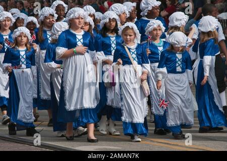 Jeunes filles en costumes de l'époque victorienne à Dickens sur Le défilé Strand, The Strand, Galveston, Texas, États-Unis Banque D'Images