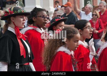 Jeunes caroliers en costumes de l'époque victorienne à Dickens sur Le défilé Strand, The Strand, Galveston, Texas, États-Unis Banque D'Images