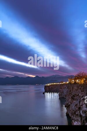 Longue exposition à Antalya au coucher du soleil, nuages se déplaçant sur les montagnes Banque D'Images