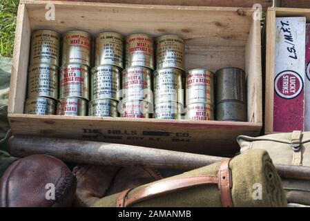 Rations de terrain de l'armée, balle et batte de base-ball dans une reconstitution d'un campement américain guerre mondiale 11 Banque D'Images