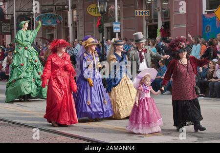 Défilez les participants aux costumes de l'époque victorienne à Dickens sur Le défilé Strand, The Strand, Galveston, Texas, États-Unis Banque D'Images