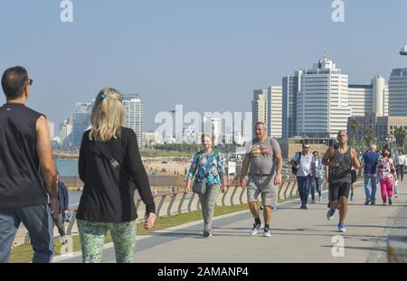 Strandpromenade, Spaziergänger, Jogger, Tel Aviv, Israël Banque D'Images