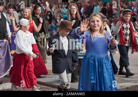 Enfants en costumes d'époque à Dickens sur Le défilé Strand, The Strand, Galveston, Texas, États-Unis Banque D'Images