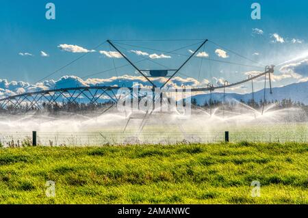 Arroseurs géants d'eau d'irrigation sur les pâturages près d'Ashburton, Nouvelle-Zélande Banque D'Images