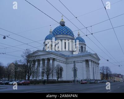 Saint-Pétersbourg, Russie, 30 novembre 2019. Étoiles dorées sur les dômes bleus de la cathédrale Trinity Izmail Banque D'Images