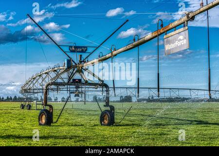 Arroseurs géants d'eau d'irrigation sur les pâturages près d'Ashburton, Nouvelle-Zélande Banque D'Images