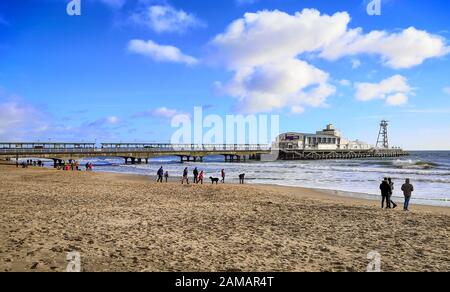 Bournemouth, Royaume-Uni. 12 janvier 2020. Vous pourrez profiter du soleil d'hiver en marchant sur la plage de Bournemouth, Dorset. Temps chaud peu fréquent au Royaume-Uni. Crédit: Thomas Faull/Alay Live News Banque D'Images