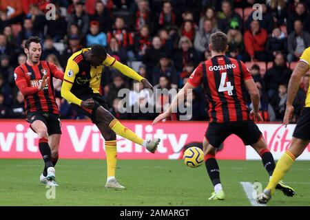 Bournemouth, Royaume-Uni. 12 janvier 2020. Abdoulaye Doucours de Watford (C) tire et obtient son premier but. Match Premier League, AFC Bournemouth / Watford au stade vitalité de Bournemouth, Dorset, dimanche 12 janvier 2020. Cette image ne peut être utilisée qu'à des fins éditoriales. Utilisation éditoriale uniquement, licence requise pour une utilisation commerciale. Aucune utilisation dans les Paris, les jeux ou une seule édition de club/ligue/joueur. Pic par Steffan Bowen/ crédit: Andrew Orchard sports photographie/Alay Live News crédit: Andrew Orchard sports photographie/Alay Live News Banque D'Images