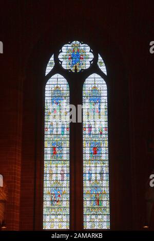 Liverpool, Royaume-Uni - 19 octobre 2019: Intérieur de l'église cathédrale du Christ montrant une fenêtre vitrail Banque D'Images