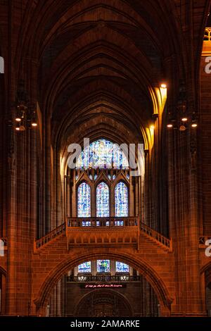 Liverpool, Royaume-Uni - 19 octobre 2019: Intérieur de l'église cathédrale du Christ montrant une fenêtre vitrail et une nef Banque D'Images