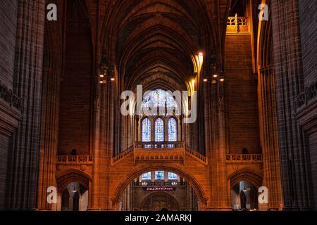 Liverpool, Royaume-Uni - 19 octobre 2019: Intérieur de l'église cathédrale du Christ montrant une fenêtre vitrail et une nef Banque D'Images