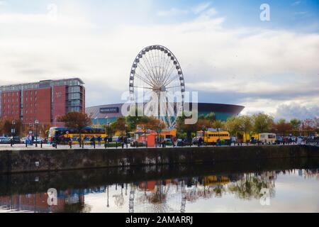 Liverpool, Royaume-Uni - 19 octobre 2019 : roue de Liverpool et M&S Bank Arena avec ciel bleu Banque D'Images