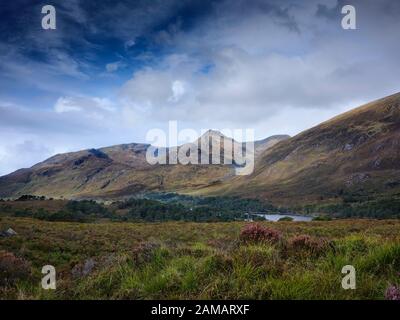 En septembre, une promenade d'automne donnant sur le nord-ouest à travers Loch Affric à Sgurr na Lapaich et Am Meallan de Glen Affric sentier 27/09/19 Banque D'Images