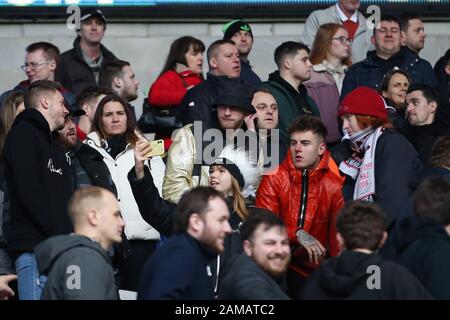 Joe Rodon (en veste orange) de Swansea City et du Pays de Galles est vu à l'extrémité opposée avec les fans de Swansea City avec Oli McBurnie de Sheffield Utd et l'Ecosse (chapeau noir/veste or). Match de championnat EFL Skybet, Cardiff City / Swansea City au Cardiff City Stadium le dimanche 12 janvier 2020. Cette image ne peut être utilisée qu'à des fins éditoriales. Utilisation éditoriale uniquement, licence requise pour une utilisation commerciale. Aucune utilisation dans les Paris, les jeux ou une seule édition de club/ligue/joueur. Pic par Andrew Orchard/Andrew Orchard sports photographie/Alay Live news Banque D'Images