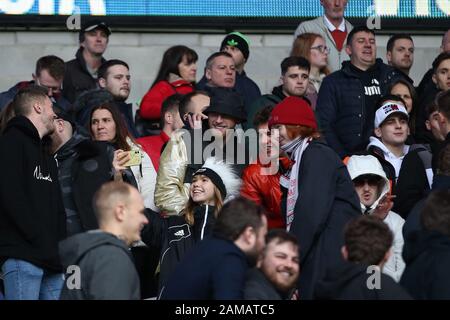 Joe Rodon (en veste orange) de Swansea City et du Pays de Galles est vu à l'extrémité opposée avec les fans de Swansea City avec Oli McBurnie de Sheffield Utd et l'Ecosse (chapeau noir/veste or). Match de championnat EFL Skybet, Cardiff City / Swansea City au Cardiff City Stadium le dimanche 12 janvier 2020. Cette image ne peut être utilisée qu'à des fins éditoriales. Utilisation éditoriale uniquement, licence requise pour une utilisation commerciale. Aucune utilisation dans les Paris, les jeux ou une seule édition de club/ligue/joueur. Pic par Andrew Orchard/Andrew Orchard sports photographie/Alay Live news Banque D'Images