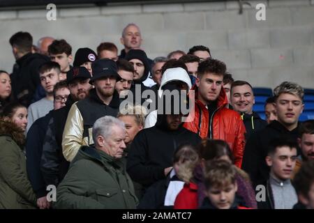 Joe Rodon (en veste orange) de Swansea City et du Pays de Galles est vu à l'extrémité opposée avec les fans de Swansea City avec Oli McBurnie de Sheffield Utd et l'Ecosse (chapeau noir/veste or). Match de championnat EFL Skybet, Cardiff City / Swansea City au Cardiff City Stadium le dimanche 12 janvier 2020. Cette image ne peut être utilisée qu'à des fins éditoriales. Utilisation éditoriale uniquement, licence requise pour une utilisation commerciale. Aucune utilisation dans les Paris, les jeux ou une seule édition de club/ligue/joueur. Pic par Andrew Orchard/Andrew Orchard sports photographie/Alay Live news Banque D'Images