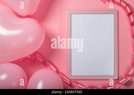 Happy valentines day bonjour beaucoup de ballons roses en forme de coeur et foto frame with copy space for text , fond border télévision coucha avec copie espace fo Banque D'Images