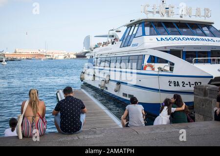 Barcelone, Espagne - 12 septembre 2019, les touristes se reposent entouré de mouettes dans le vieux port de la ville de Barcelone. Banque D'Images