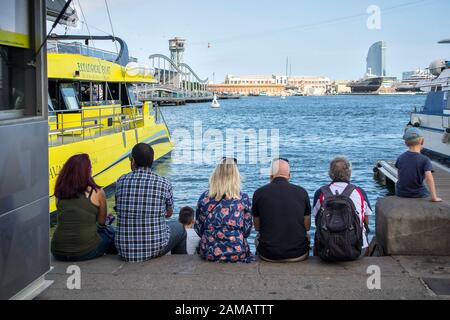 Barcelone, Espagne - 12 septembre 2019, les touristes se reposent entouré de mouettes dans le vieux port de la ville de Barcelone. Banque D'Images