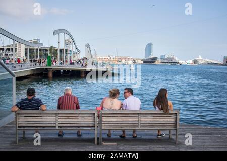 Barcelone, Espagne - 12 septembre 2019, les touristes se reposent entouré de mouettes dans le vieux port de la ville de Barcelone. Banque D'Images