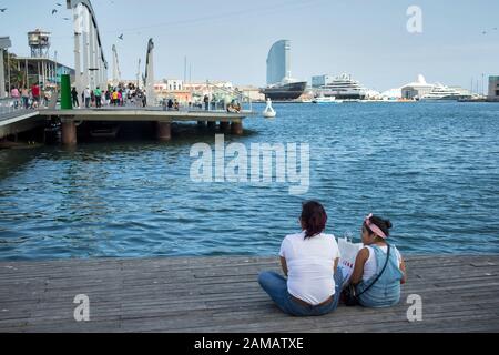 Barcelone, Espagne - 12 septembre 2019, les touristes se reposent entouré de mouettes dans le vieux port de la ville de Barcelone. Banque D'Images