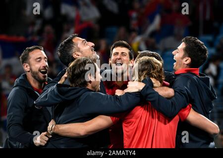 12 janvier 2020; Sydney Olympic Park tennis Centre, Sydney, Nouvelle-Galles du Sud, Australie; ATP Cup Australie, Sydney, jour 10; Serbie contre Espagne; Novak Djokovic et équipe célèbrent après leur double victoire sur l'Espagne pour gagner la ATP Cup - Usage éditorial Banque D'Images