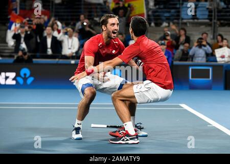 12 janvier 2020; Sydney Olympic Park tennis Centre, Sydney, Nouvelle-Galles du Sud, Australie; ATP Cup Australie, Sydney, jour 10; Serbie contre Espagne; Viktor Troicki et Novak Djokovic de Serbie célèbrent après leur double victoire sur l'Espagne pour gagner la ATP Cup - Usage éditorial Banque D'Images