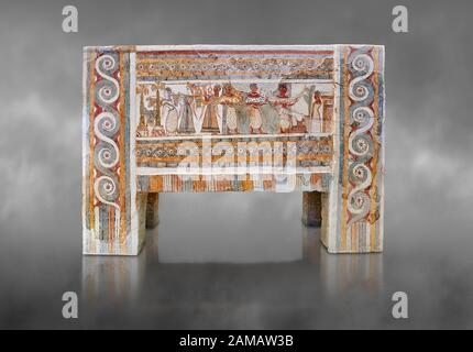 Le Sarcophage Minoan Hagia Triada peint 1370-1300 av. J.-C. Musée Archéologique D'Héraklion. Arrière-Plan Gris. Le Sarcophage Calcaire Hagia Triada Banque D'Images