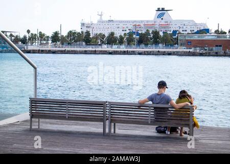 Barcelone, Espagne - 12 septembre 2019, les touristes se reposent entouré de mouettes dans le vieux port de la ville de Barcelone. Banque D'Images