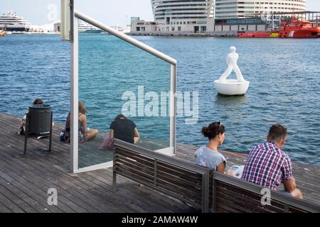 Barcelone, Espagne - 12 septembre 2019, les touristes se reposent entouré de mouettes dans le vieux port de la ville de Barcelone. Banque D'Images