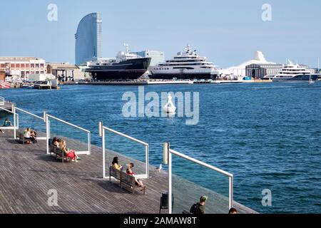 Barcelone, Espagne - 12 septembre 2019, les touristes se reposent entouré de mouettes dans le vieux port de la ville. Les Miraestels de Robert Llimos sont deux fl Banque D'Images