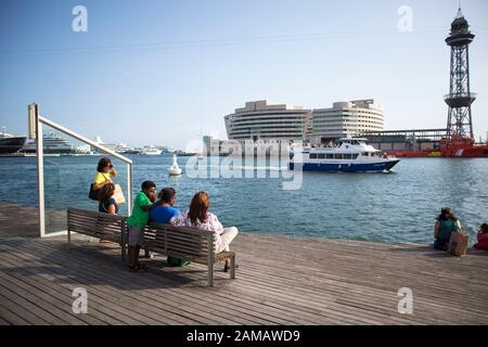 Barcelone, Espagne - 12 septembre 2019, les touristes se reposent entouré de mouettes dans le vieux port de la ville de Barcelone. Banque D'Images