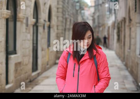 Cool girl, voyage asiatique dans la vieille ville de Dubrovnik en hiver Banque D'Images