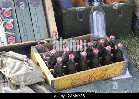 La chance de frapper les cigarettes et les bouteilles de coca cola dans un campement américain de la reconstitution de la guerre mondiale 11 Banque D'Images