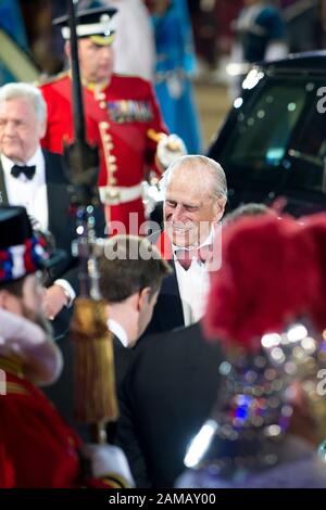 Célébrant Le 90ème anniversaire De sa Majesté la Reine, Royal Windsor Horse Show, Windsor, Berkshire, Royaume-Uni. 15 mai 2016. Le prince Philip, duc d'Édimbourg, discute avec des invités et des artistes. Crédit : Maureen Mclean/Alay Banque D'Images