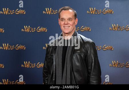 Sulzbach, Allemagne. 12 janvier 2020. Tim Trageser, réalisateur, est sur le point de commencer la première du film de 'nie Wolf-Gäng' à Kinopolis Main Taunus sur le tapis rouge. Crédit: Silas Stein/Dpa/Alay Live News Banque D'Images