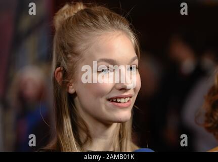 Sulzbach, Allemagne. 12 janvier 2020. Johanna Schrall, actrice, est sur le point de commencer la première du film de 'Die Wolf-Gäng' dans le Taunus principal de Kinopolis sur le tapis rouge. Crédit: Silas Stein/Dpa/Alay Live News Banque D'Images