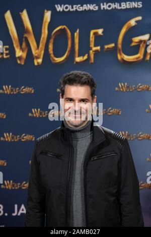 Sulzbach, Allemagne. 12 janvier 2020. Rick Kavanian, acteur, est sur le point de commencer la première du film "The Wolf Gang" dans le Kinopolis Main Taunus sur le tapis rouge. Crédit: Silas Stein/Dpa/Alay Live News Banque D'Images